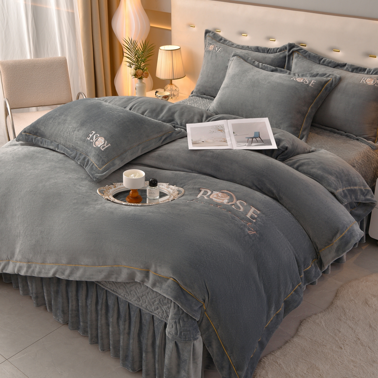 91家纺网 家纺一手货源 找家纺 绒小宣 2025新款加厚牛奶绒四件套宽边一字绣牛奶绒刺绣花夹棉床盖款四件套-玫瑰花语 玫瑰花语-高级灰