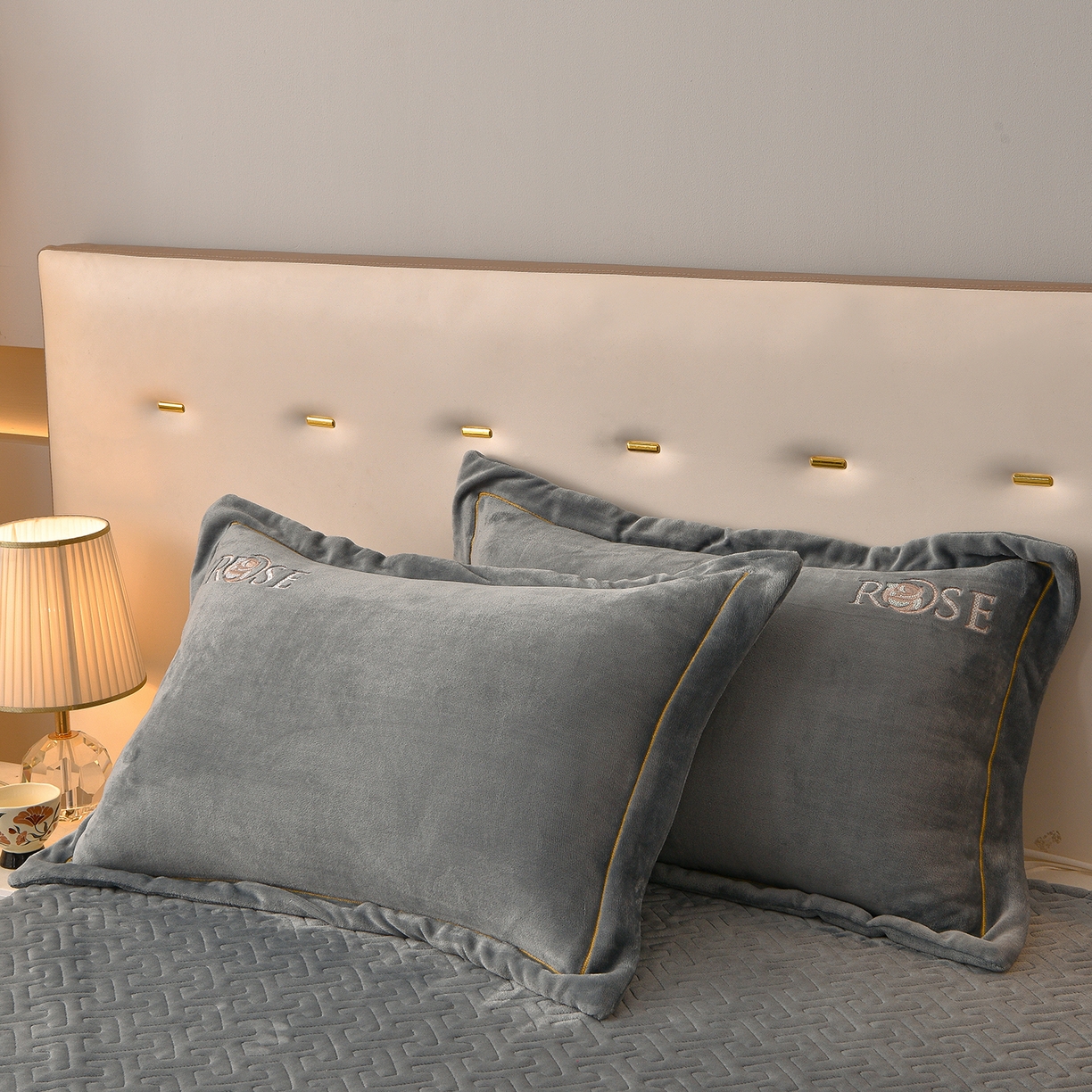 91家纺网 家纺一手货源 找家纺 绒小宣 2025新款加厚牛奶绒四件套宽边一字绣牛奶绒刺绣花夹棉床盖款四件套-玫瑰花语 玫瑰花语-高级灰