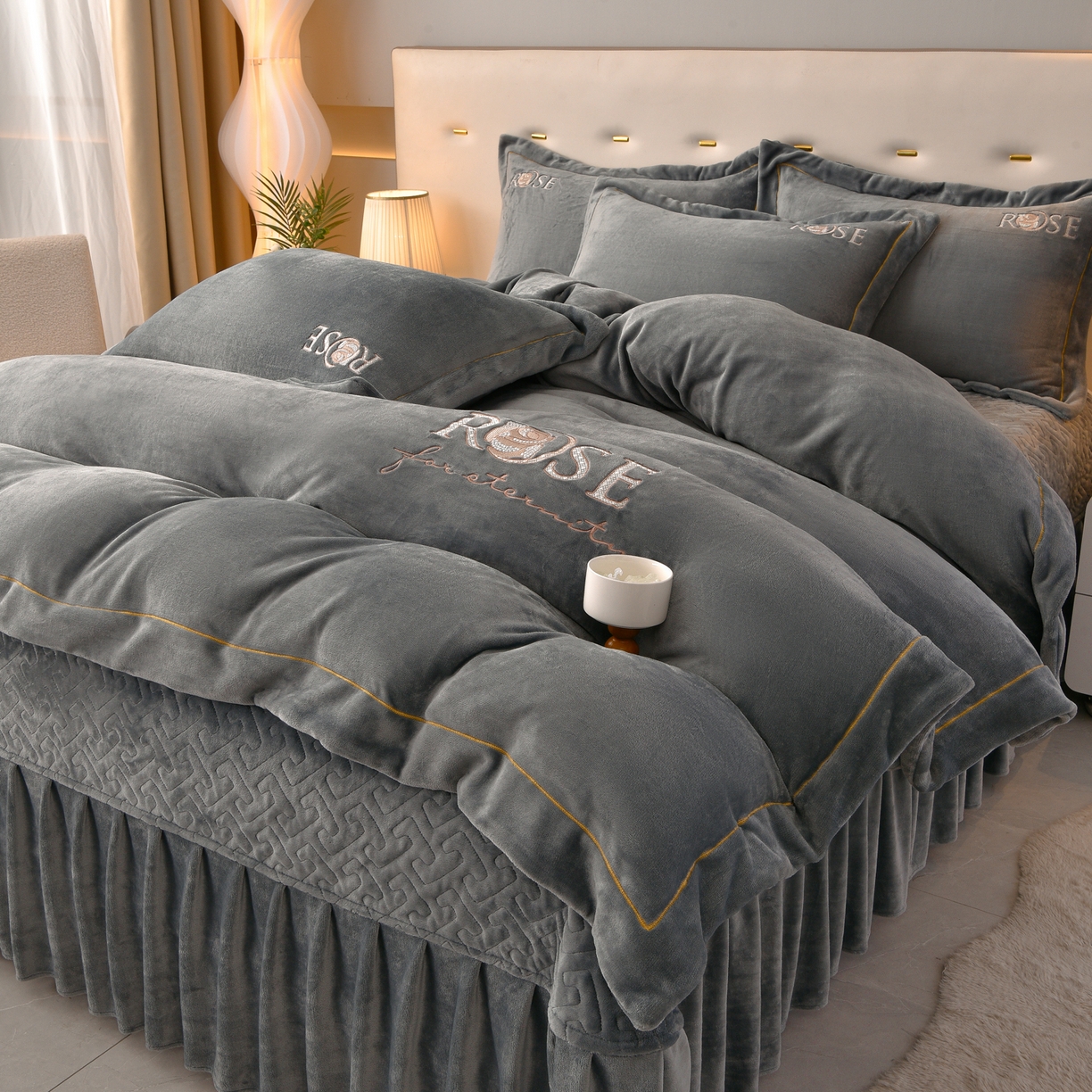 91家纺网 家纺一手货源 找家纺 绒小宣 2025新款加厚牛奶绒四件套宽边一字绣牛奶绒刺绣花夹棉床盖款四件套-玫瑰花语 玫瑰花语-高级灰