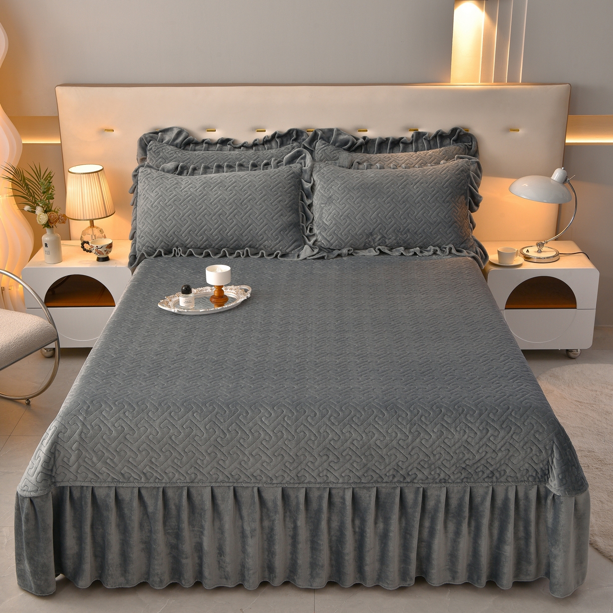 91家纺网 家纺一手货源 找家纺 绒小宣 2025新款加厚牛奶绒四件套宽边一字绣牛奶绒刺绣花夹棉床盖款四件套-玫瑰花语 玫瑰花语-高级灰