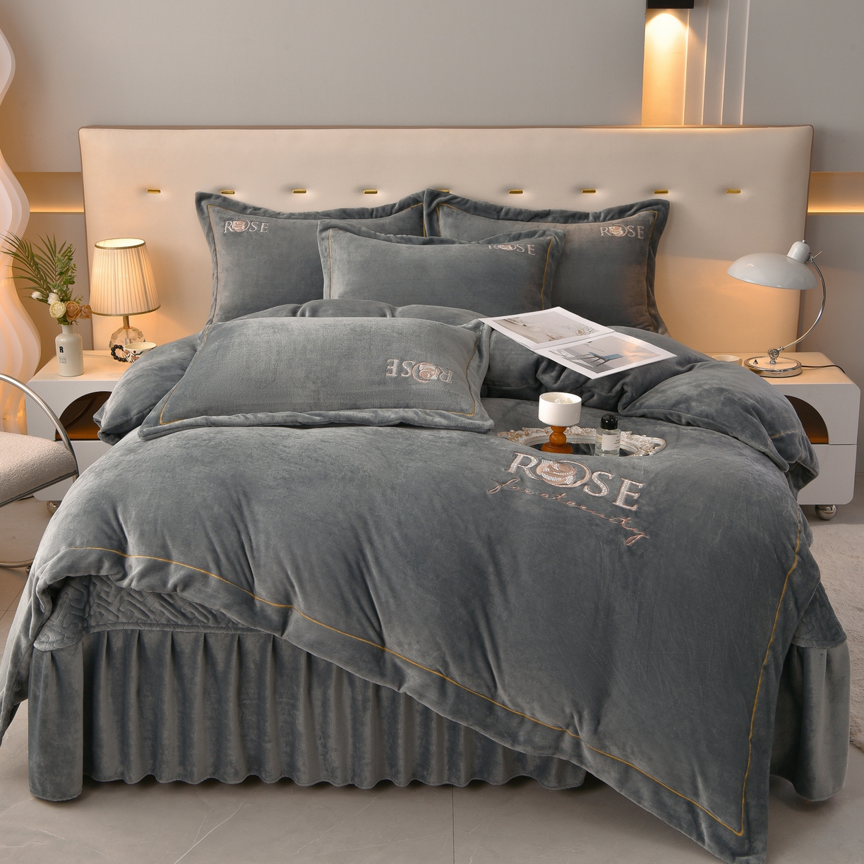 91家纺网 家纺一手货源 找家纺 绒小宣 2025新款加厚牛奶绒四件套宽边一字绣牛奶绒刺绣花夹棉床盖款四件套-玫瑰花语 玫瑰花语-高级灰