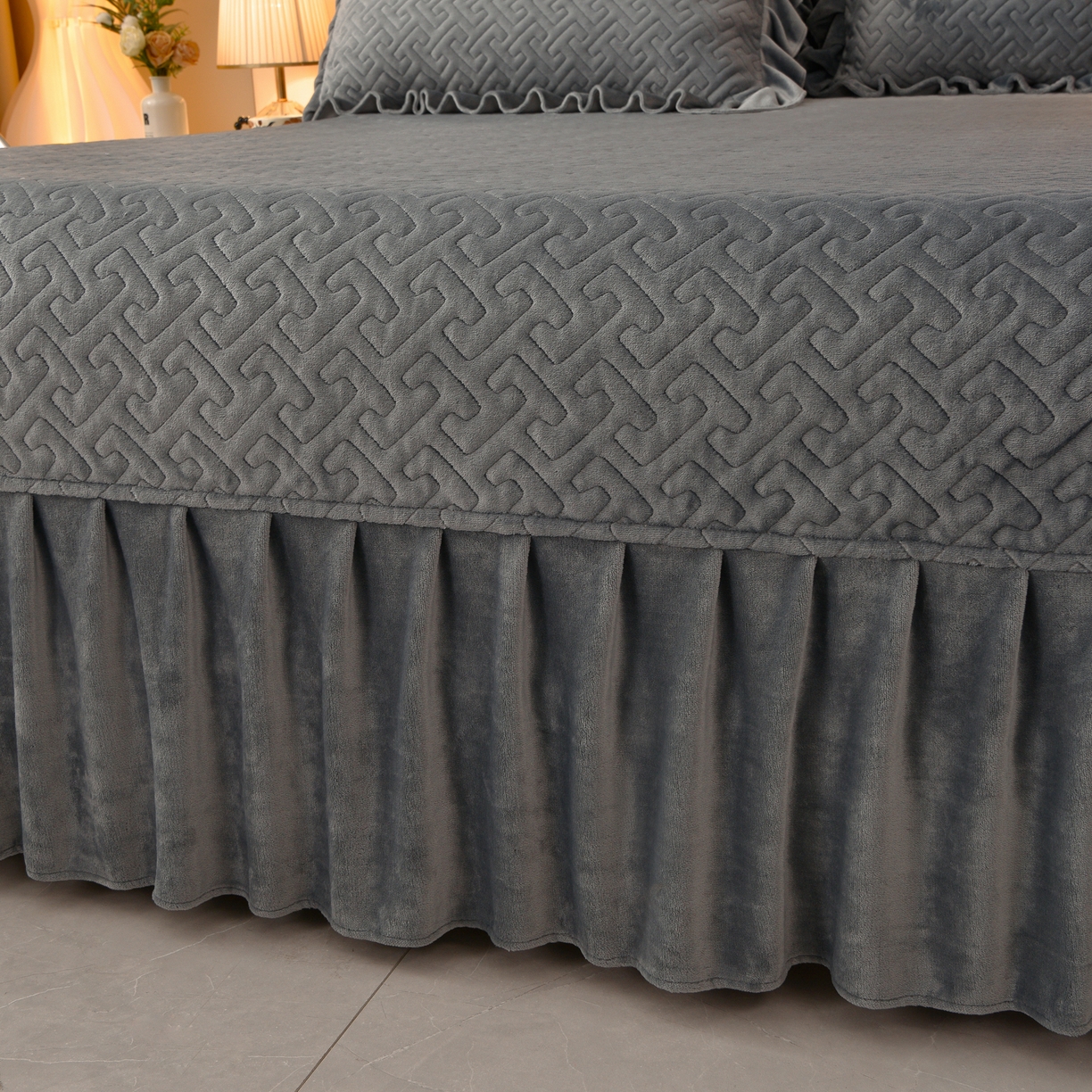 91家纺网 家纺一手货源 找家纺 绒小宣 2025新款加厚牛奶绒四件套宽边一字绣牛奶绒刺绣花夹棉床盖款四件套-玫瑰花语 玫瑰花语-高级灰