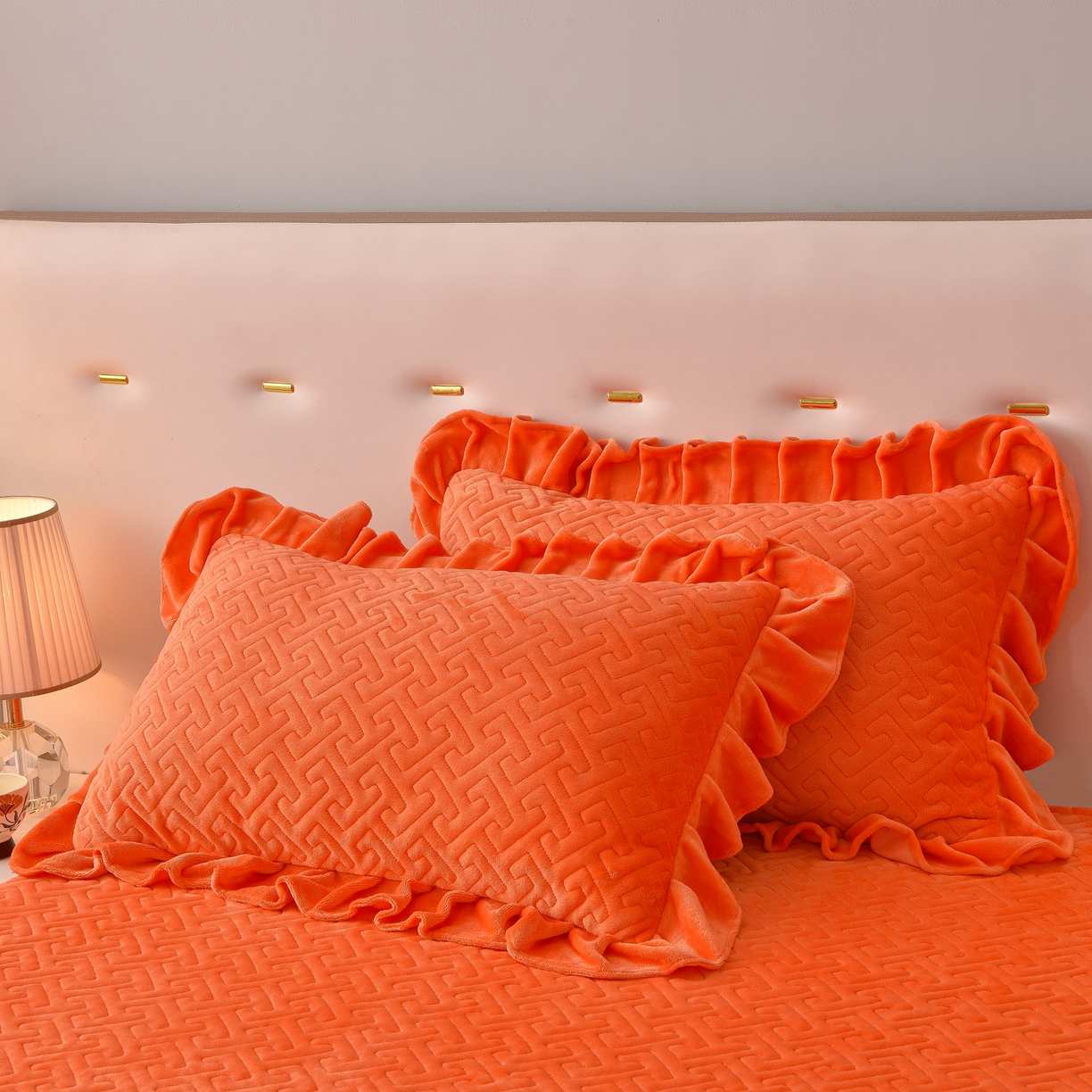 91家纺网 家纺一手货源 找家纺 绒小宣 2025新款加厚牛奶绒四件套宽边一字绣牛奶绒刺绣花夹棉床盖款四件套-玫瑰花语 玫瑰花语-橙色