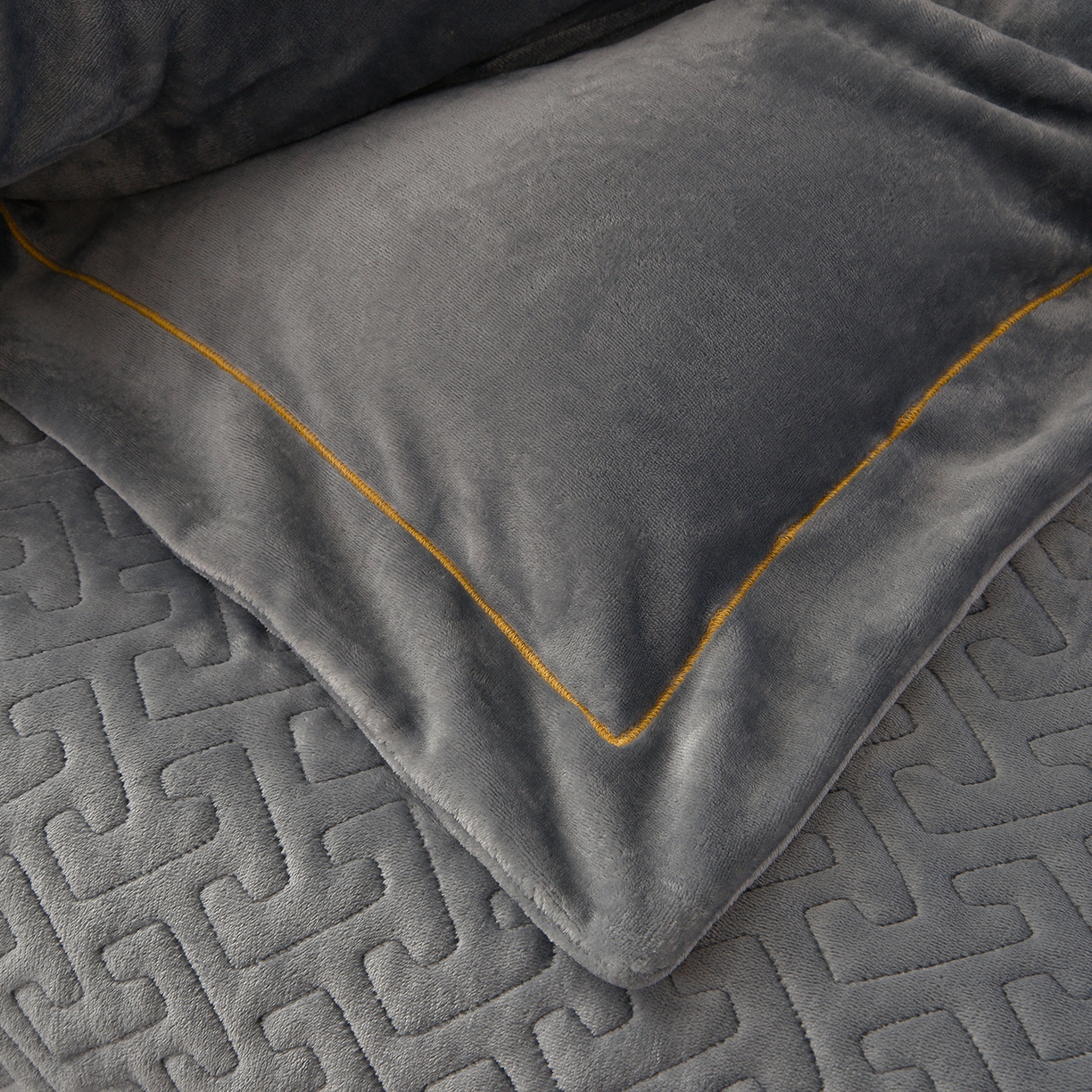 91家纺网 家纺一手货源 找家纺 绒小宣 2025新款加厚牛奶绒四件套宽边一字绣牛奶绒刺绣花夹棉床盖款四件套-玫瑰花语 玫瑰花语-高级灰