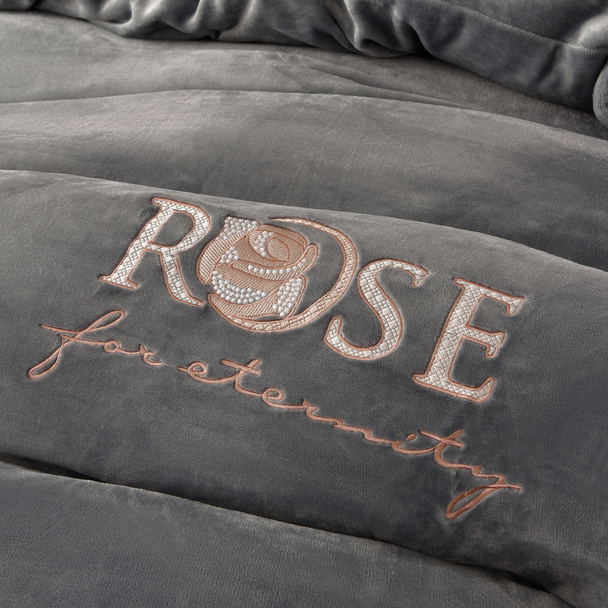 91家纺网 家纺一手货源 找家纺 绒小宣 2025新款加厚牛奶绒四件套宽边一字绣牛奶绒刺绣花夹棉床盖款四件套-玫瑰花语 玫瑰花语-高级灰