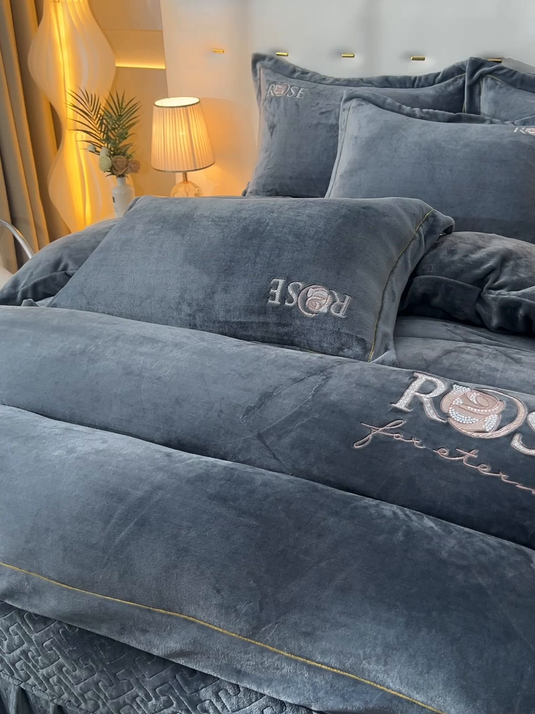 91家纺网 家纺一手货源 找家纺 绒小宣 2025新款加厚牛奶绒四件套宽边一字绣牛奶绒刺绣花夹棉床盖款四件套-玫瑰花语 玫瑰花语-高级灰