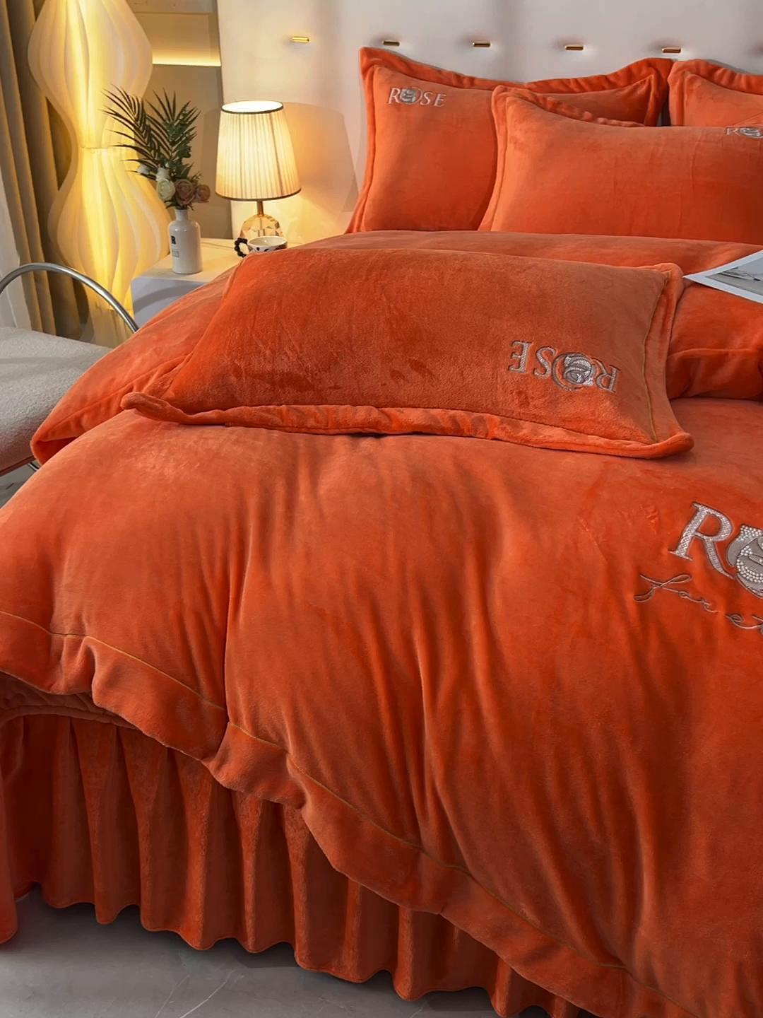 91家纺网 家纺一手货源 找家纺 绒小宣 2025新款加厚牛奶绒四件套宽边一字绣牛奶绒刺绣花夹棉床盖款四件套-玫瑰花语 玫瑰花语-橙色