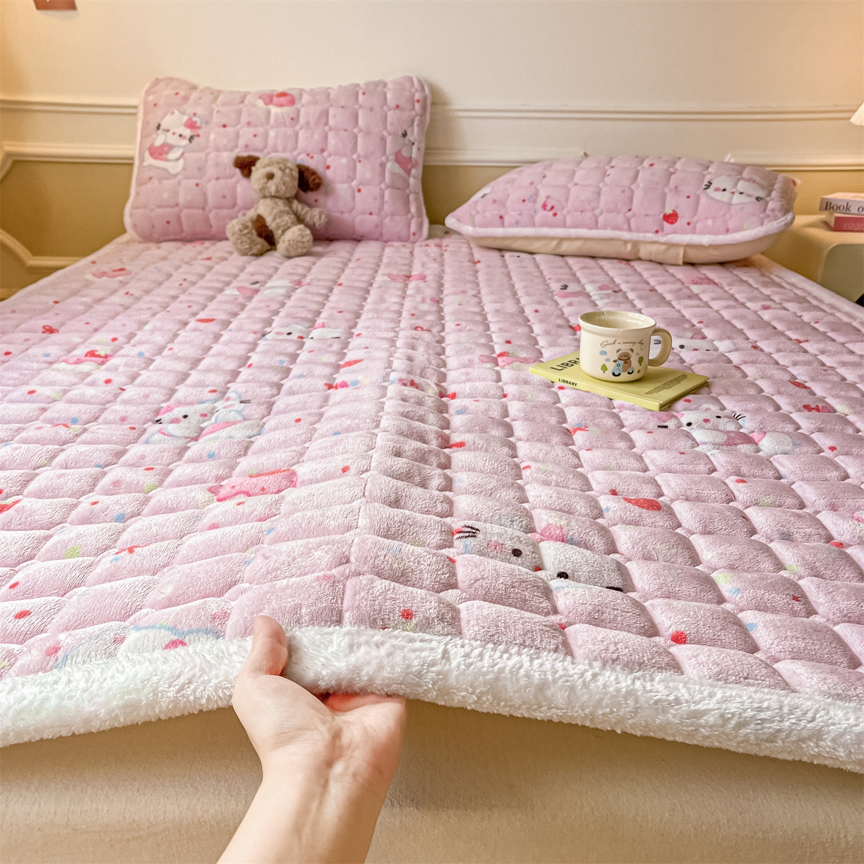 91家纺网 家纺一手货源 找家纺 （总）美澳家纺 2025新款印花牛奶绒加厚夹棉床褥床垫