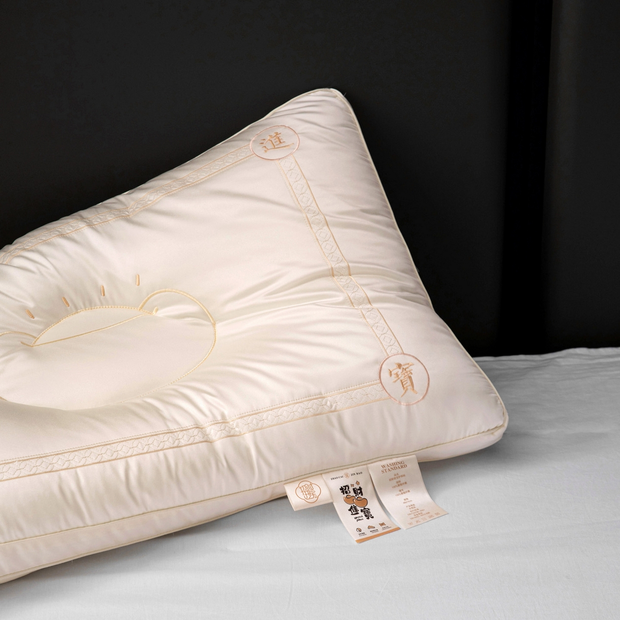 91家纺网 家纺一手货源 找家纺 亦帆枕芯 2025新款招财进宝羽丝绒枕头枕芯仿蚕丝不塌陷护颈定型枕枕头枕芯 招财进宝玉色