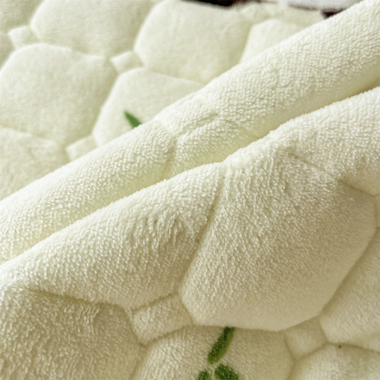 91家纺网 家纺一手货源 找家纺 美澳家纺 2025新款印花牛奶绒加厚夹棉床褥床垫 熊猫乐园