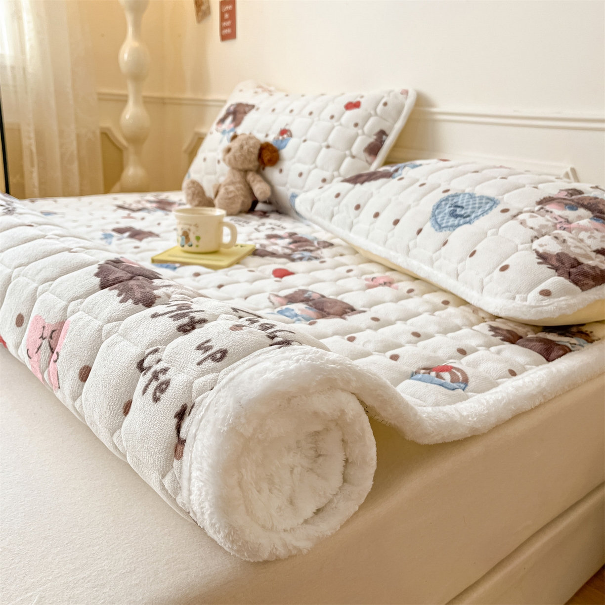 91家纺网 家纺一手货源 找家纺 美澳家纺 2025新款印花牛奶绒加厚夹棉床褥床垫 甜美喵