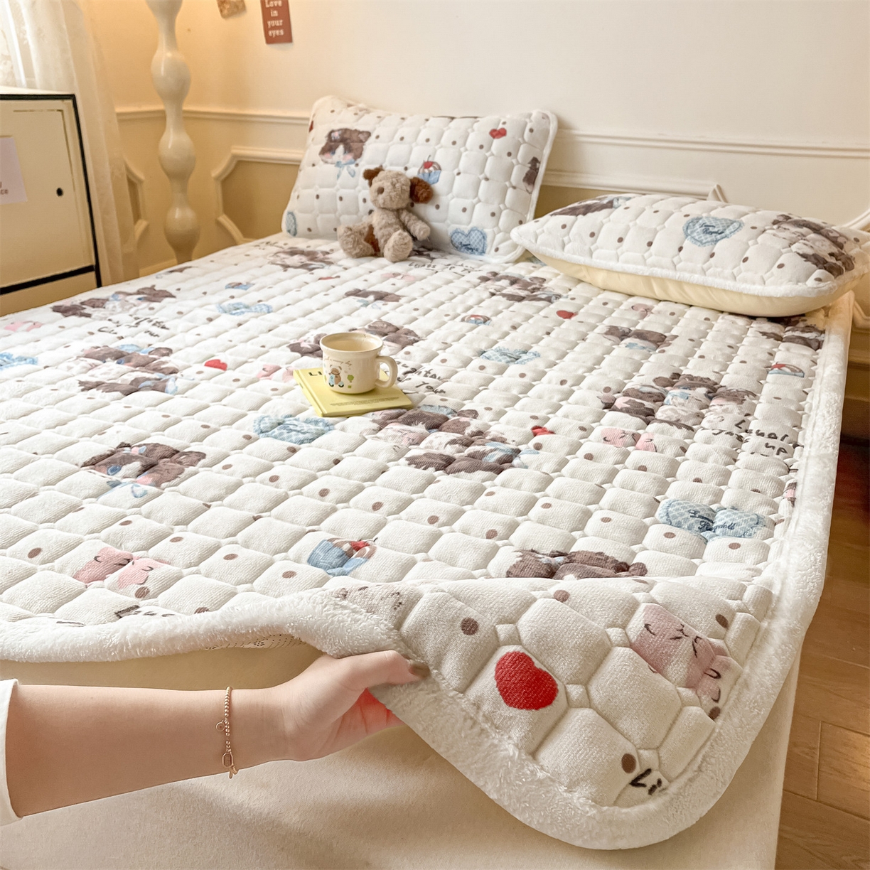 91家纺网 家纺一手货源 找家纺 美澳家纺 2025新款印花牛奶绒加厚夹棉床褥床垫 甜美喵