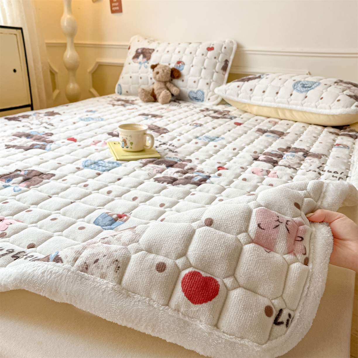 91家纺网 家纺一手货源 找家纺 美澳家纺 2025新款印花牛奶绒加厚夹棉床褥床垫 甜美喵