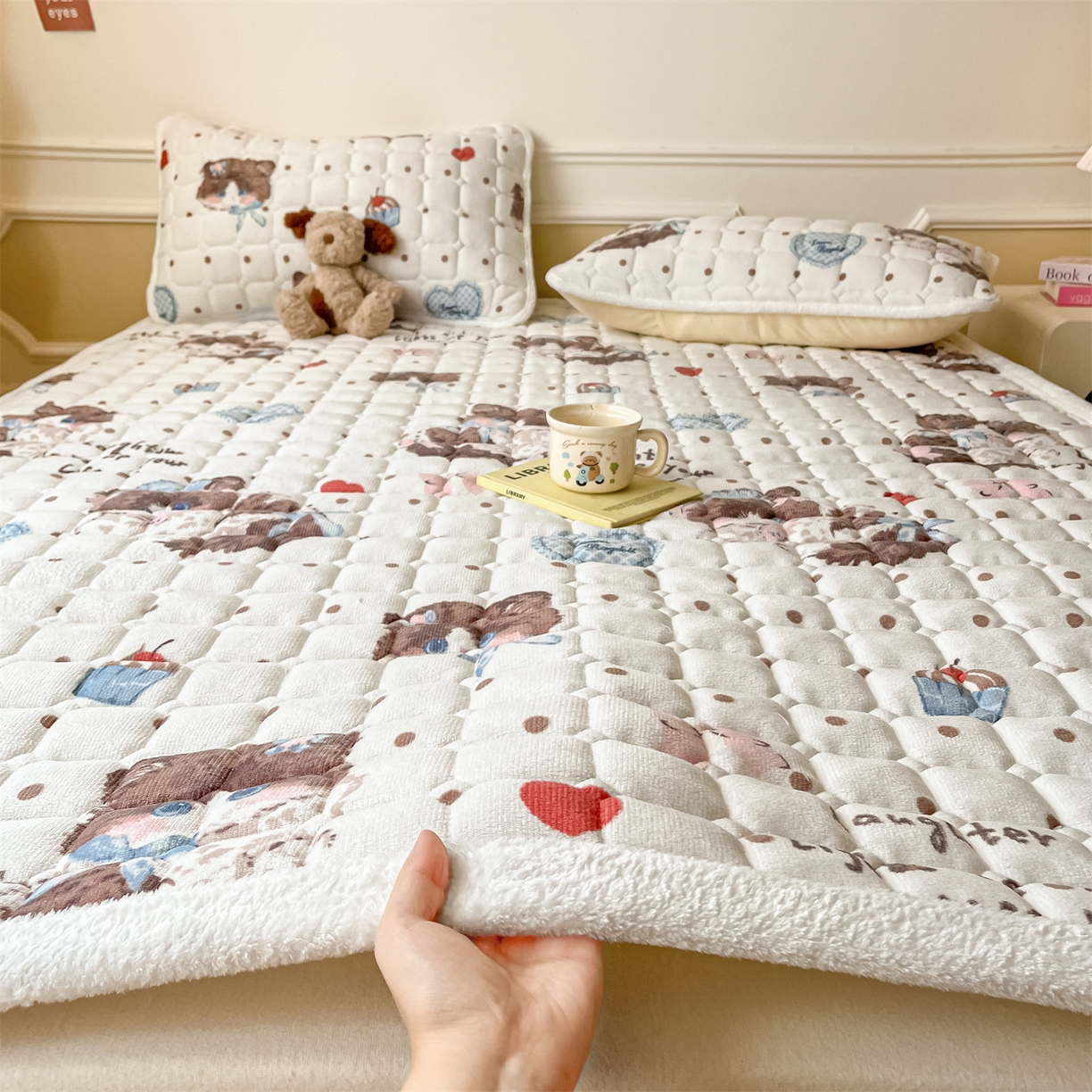 91家纺网 家纺一手货源 找家纺 美澳家纺 2025新款印花牛奶绒加厚夹棉床褥床垫 甜美喵