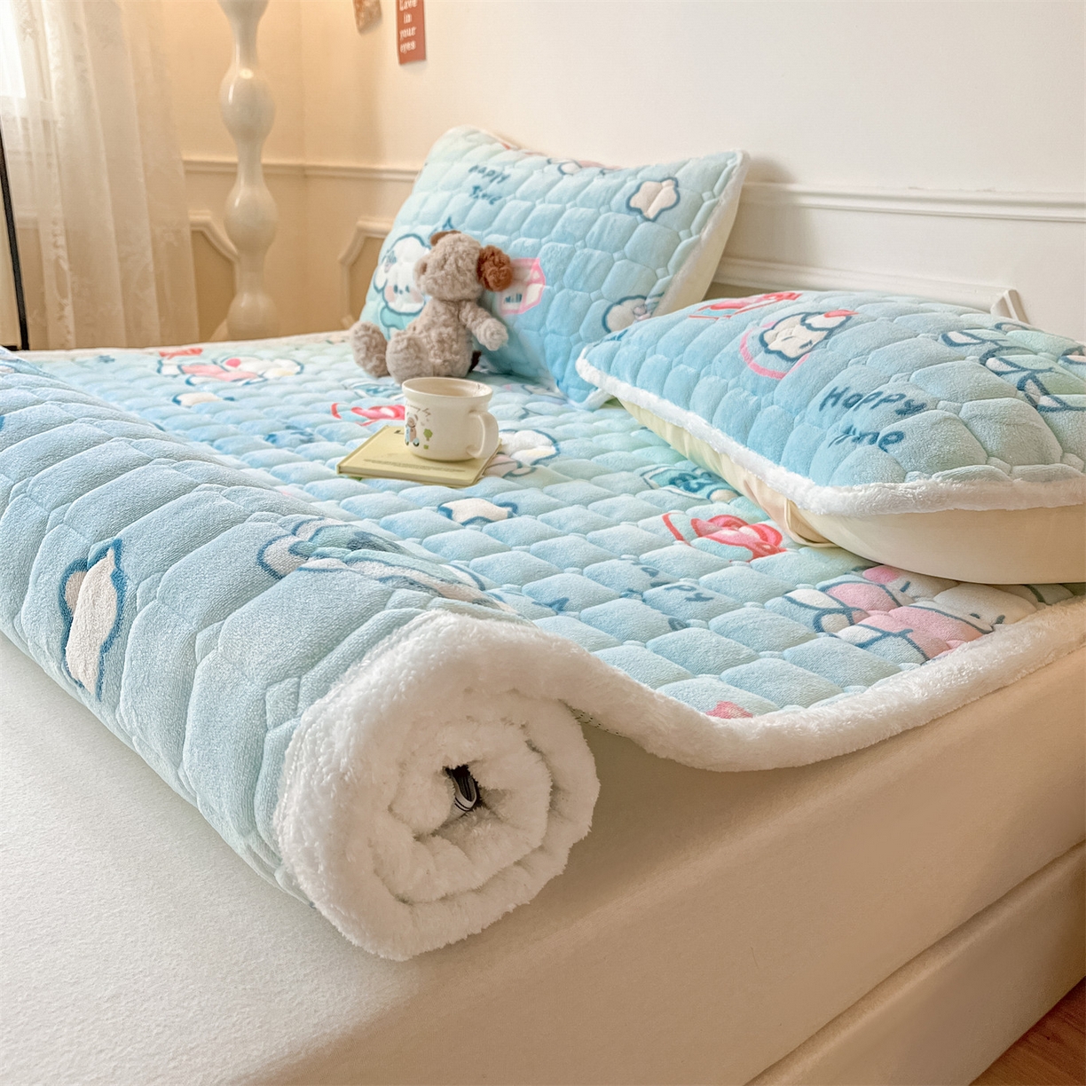 91家纺网 家纺一手货源 找家纺 美澳家纺 2025新款印花牛奶绒加厚夹棉床褥床垫 蓝天萌狗