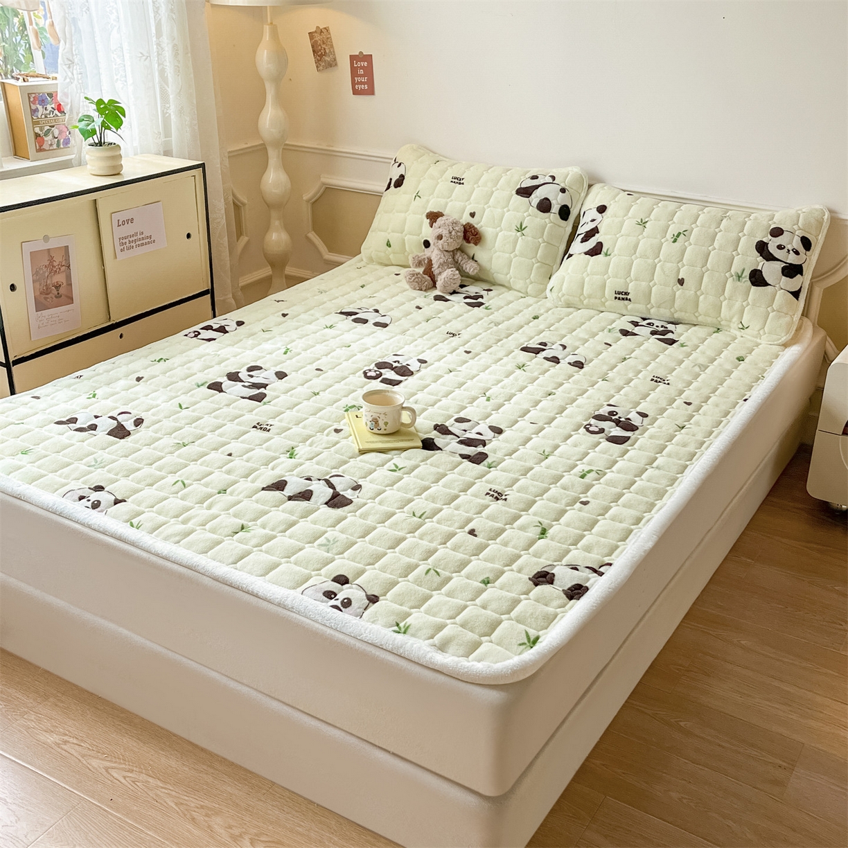 91家纺网 家纺一手货源 找家纺 美澳家纺 2025新款印花牛奶绒加厚夹棉床褥床垫 熊猫乐园