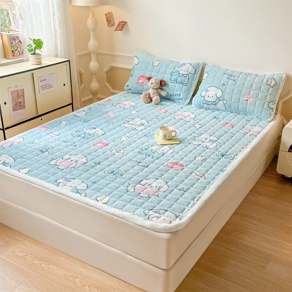 91家纺网 家纺一手货源 找家纺 美澳家纺 2025新款印花牛奶绒加厚夹棉床褥床垫 蓝天萌狗