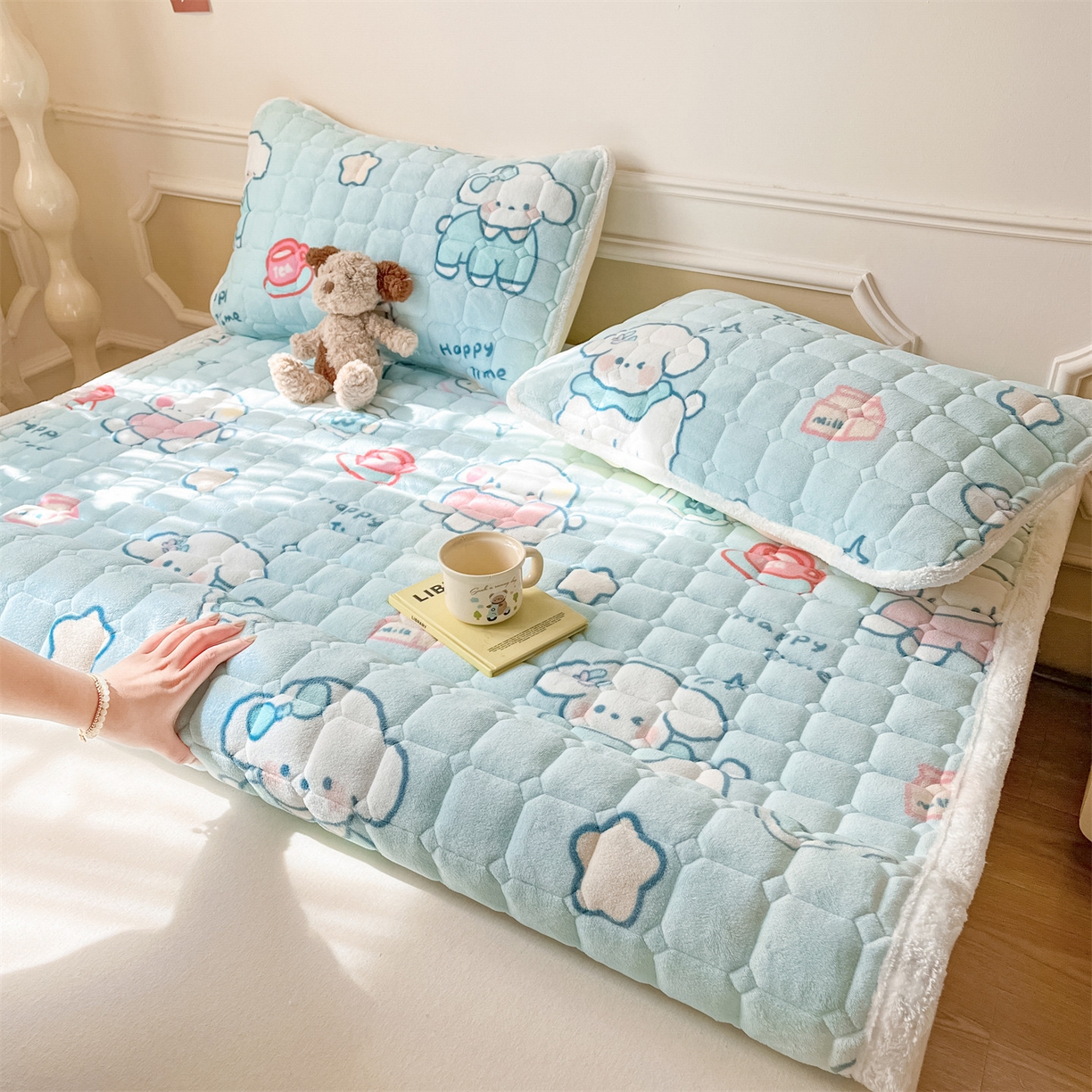 91家纺网 家纺一手货源 找家纺 美澳家纺 2025新款印花牛奶绒加厚夹棉床褥床垫 蓝天萌狗