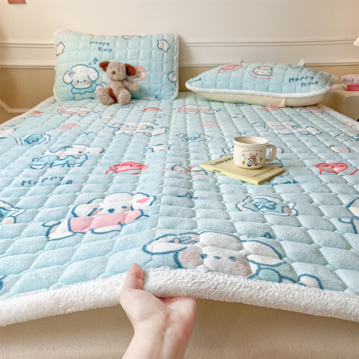 91家纺网 家纺一手货源 找家纺 美澳家纺 2025新款印花牛奶绒加厚夹棉床褥床垫 蓝天萌狗