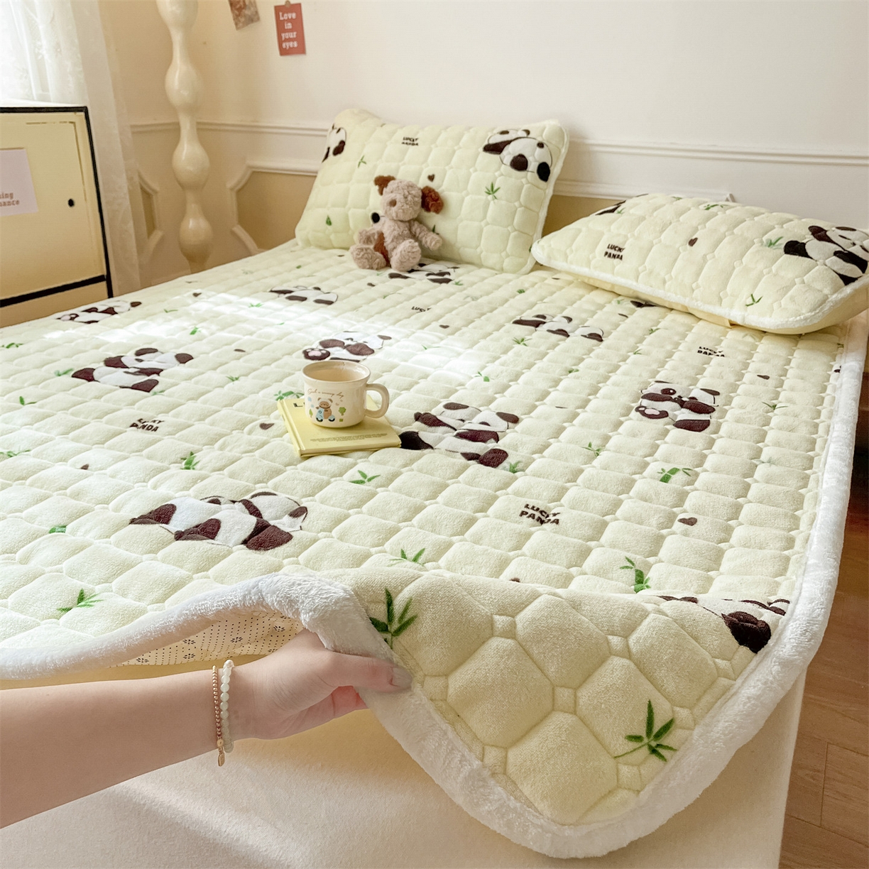 91家纺网 家纺一手货源 找家纺 美澳家纺 2025新款印花牛奶绒加厚夹棉床褥床垫 熊猫乐园