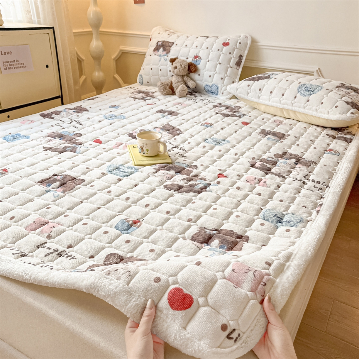 91家纺网 家纺一手货源 找家纺 美澳家纺 2025新款印花牛奶绒加厚夹棉床褥床垫 甜美喵