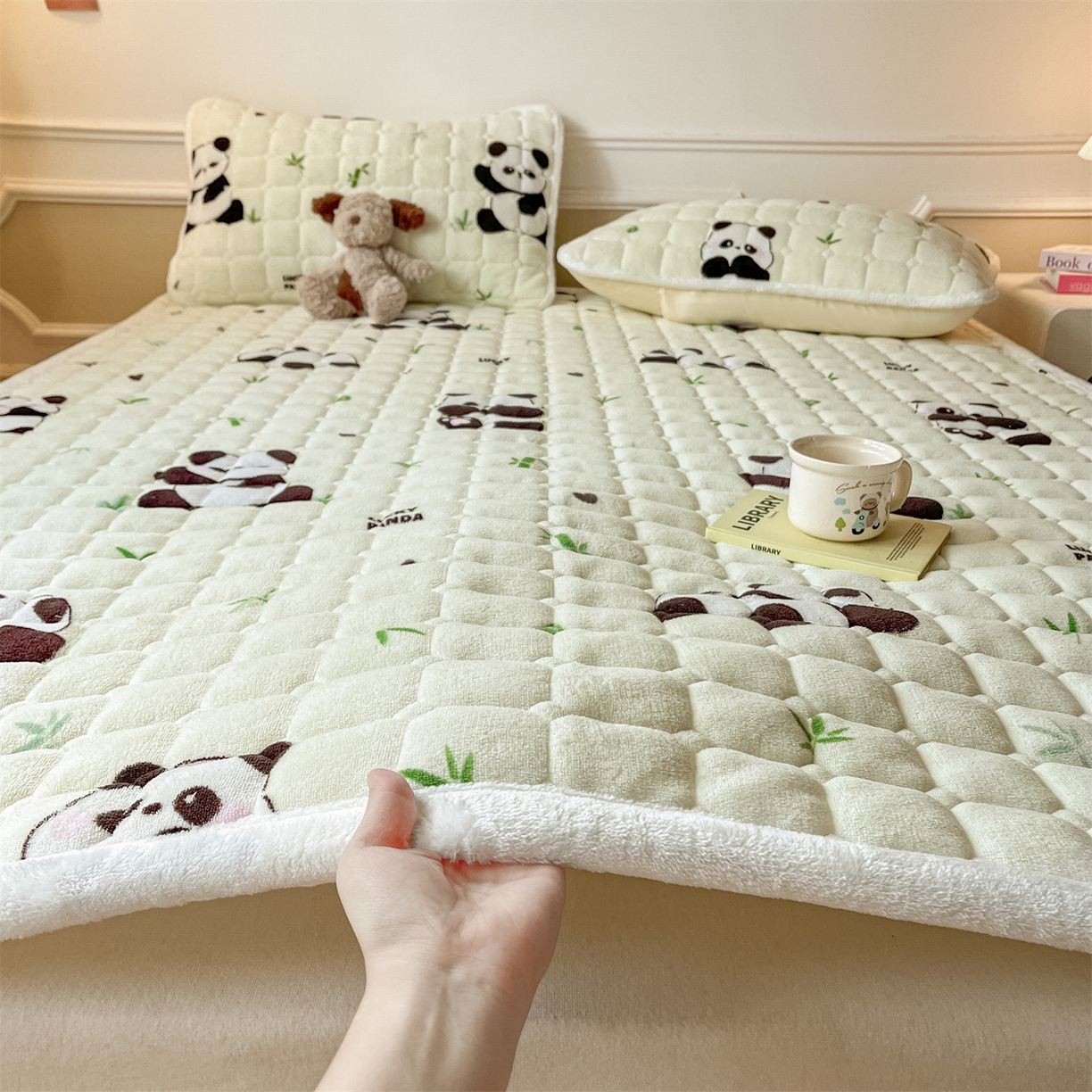 91家纺网 家纺一手货源 找家纺 美澳家纺 2025新款印花牛奶绒加厚夹棉床褥床垫 熊猫乐园