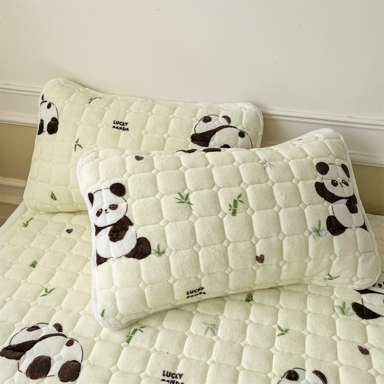 91家纺网 家纺一手货源 找家纺 美澳家纺 2025新款印花牛奶绒加厚夹棉床褥床垫 熊猫乐园