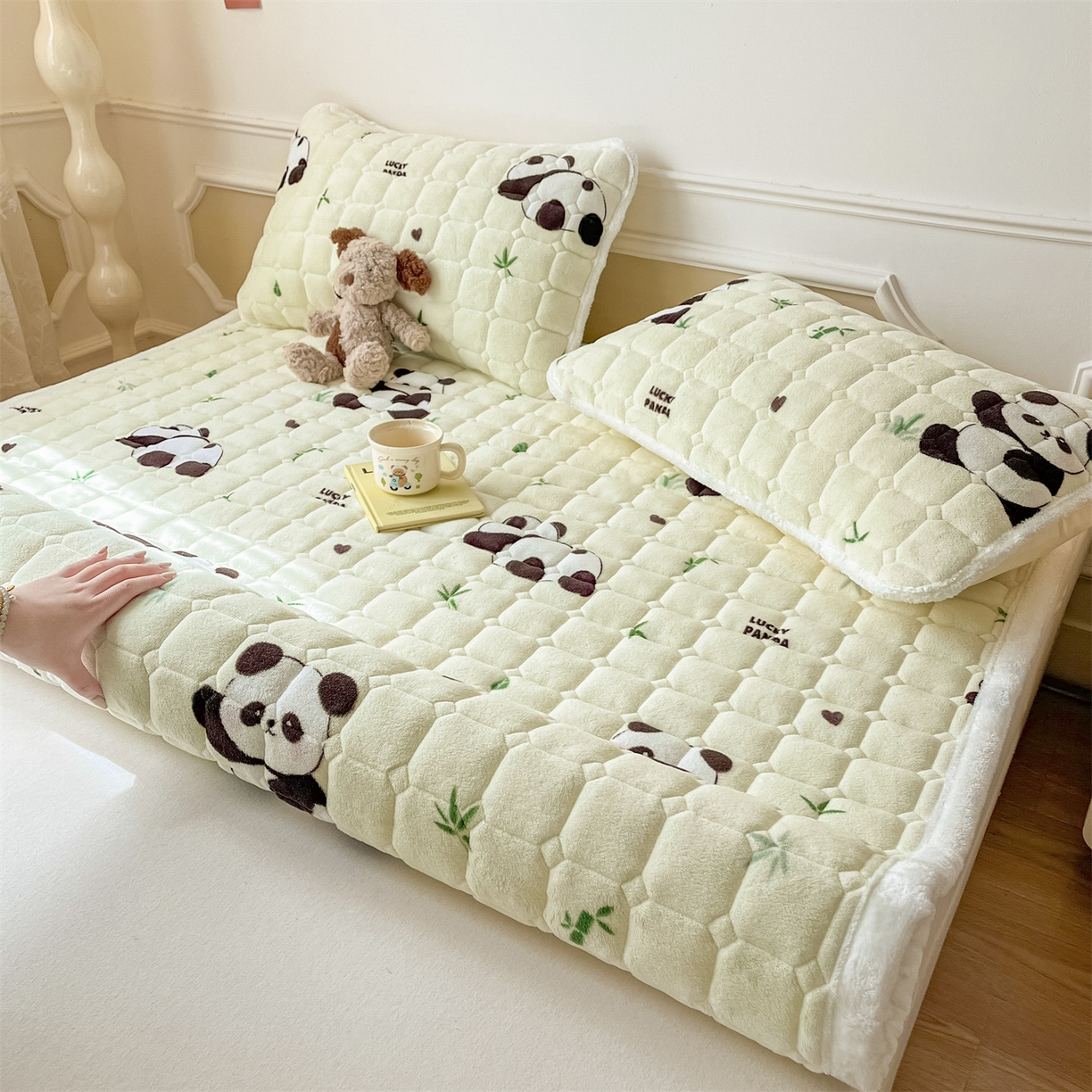 91家纺网 家纺一手货源 找家纺 美澳家纺 2025新款印花牛奶绒加厚夹棉床褥床垫 熊猫乐园