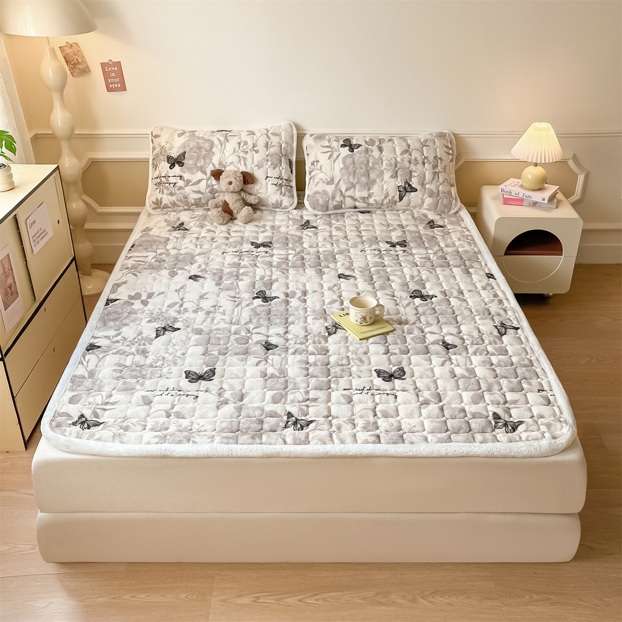 91家纺网 家纺一手货源 找家纺 美澳家纺 2025新款印花牛奶绒加厚夹棉床褥床垫 黑蝴蝶