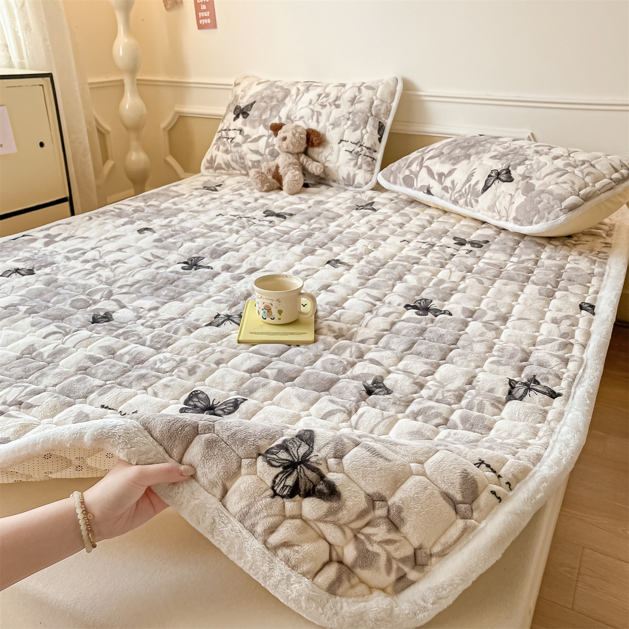91家纺网 家纺一手货源 找家纺 美澳家纺 2025新款印花牛奶绒加厚夹棉床褥床垫 黑蝴蝶