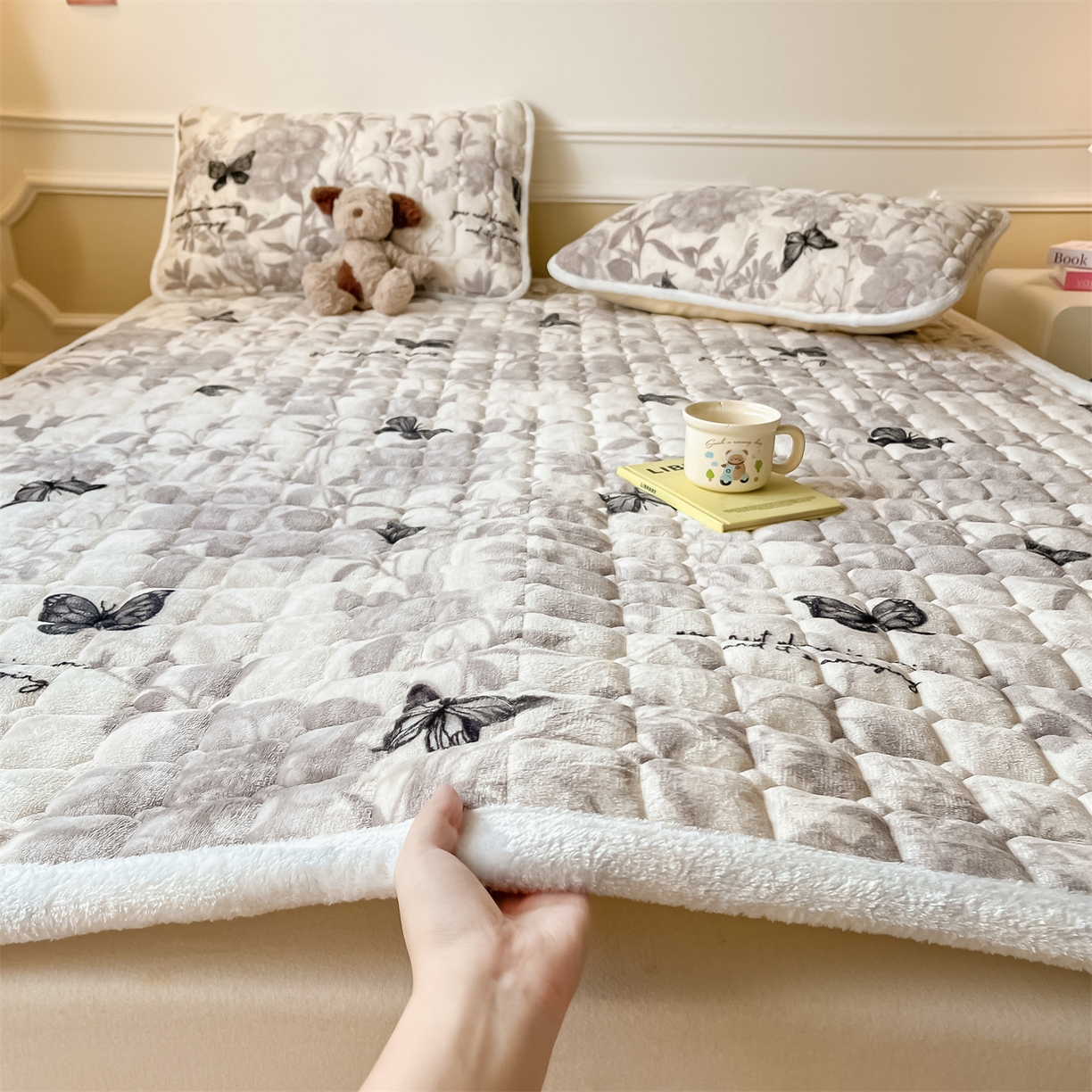 91家纺网 家纺一手货源 找家纺 美澳家纺 2025新款印花牛奶绒加厚夹棉床褥床垫 黑蝴蝶