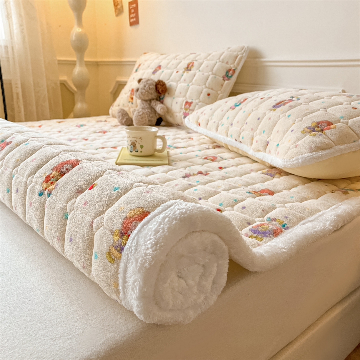 91家纺网 家纺一手货源 找家纺 美澳家纺 2025新款印花牛奶绒加厚夹棉床褥床垫 游乐园