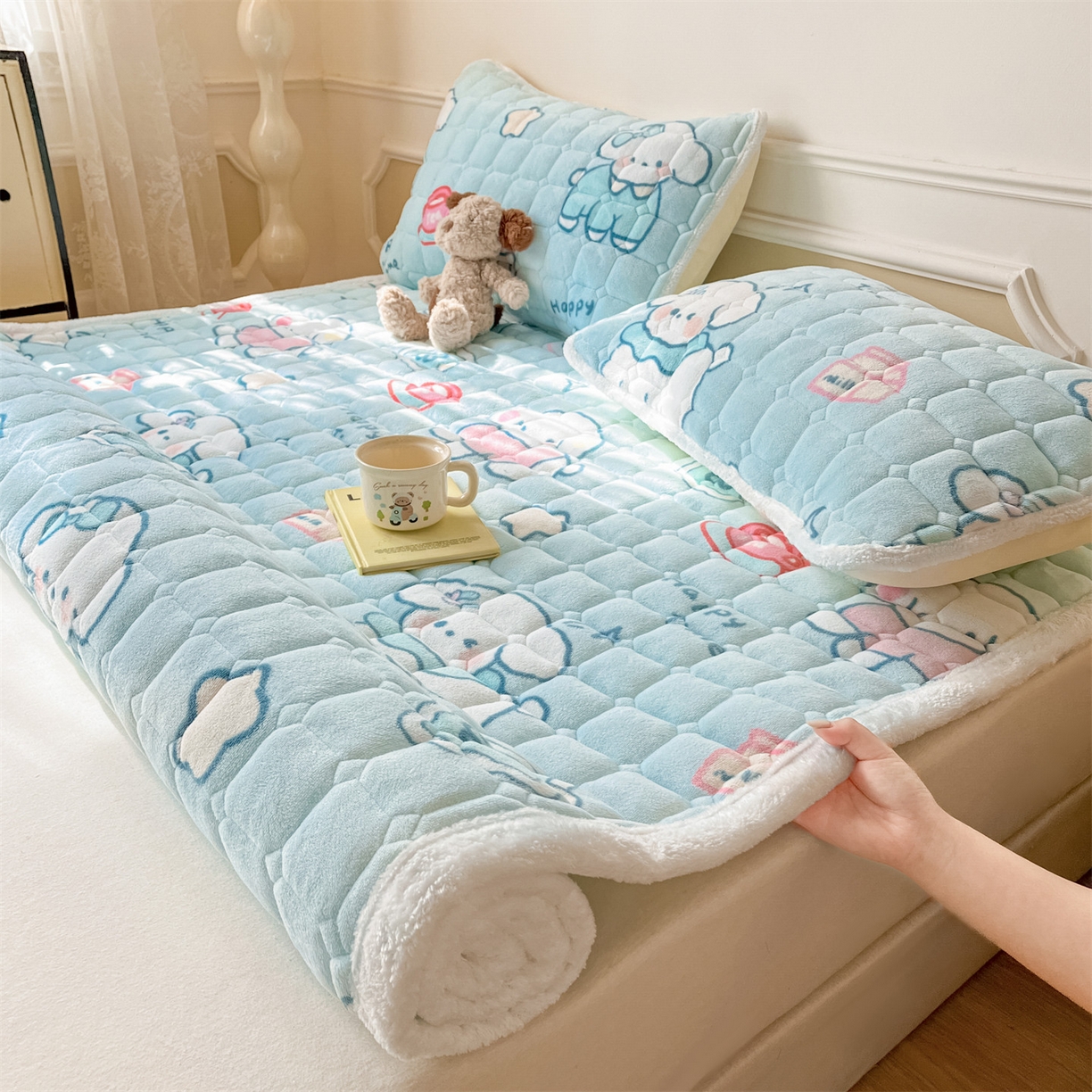 91家纺网 家纺一手货源 找家纺 美澳家纺 2025新款印花牛奶绒加厚夹棉床褥床垫 蓝天萌狗