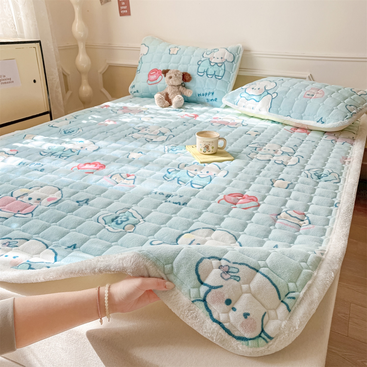 91家纺网 家纺一手货源 找家纺 美澳家纺 2025新款印花牛奶绒加厚夹棉床褥床垫 蓝天萌狗