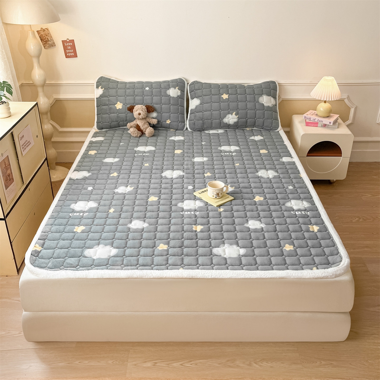 91家纺网 家纺一手货源 找家纺 美澳家纺 2025新款印花牛奶绒加厚夹棉床褥床垫 云朵