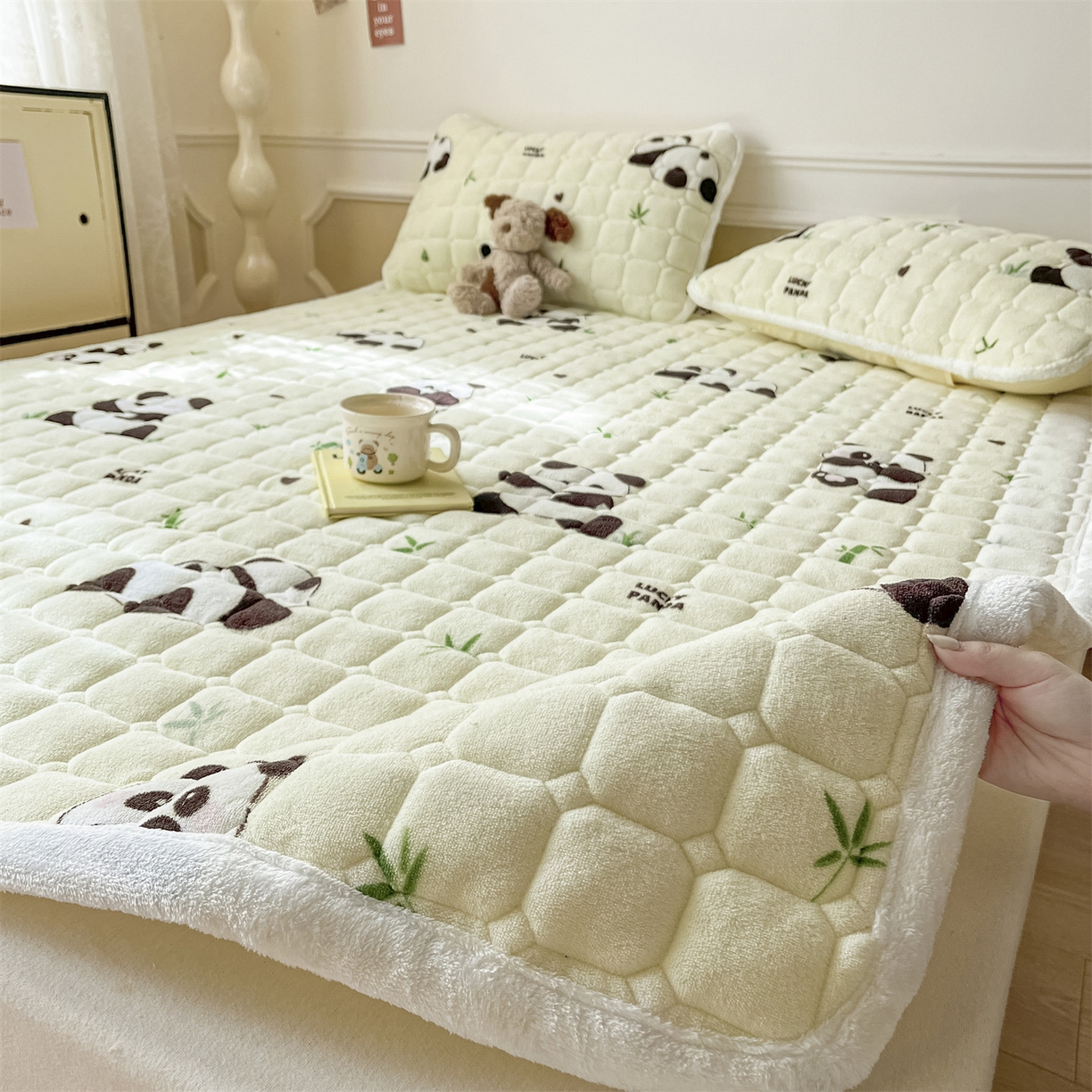 91家纺网 家纺一手货源 找家纺 美澳家纺 2025新款印花牛奶绒加厚夹棉床褥床垫 熊猫乐园