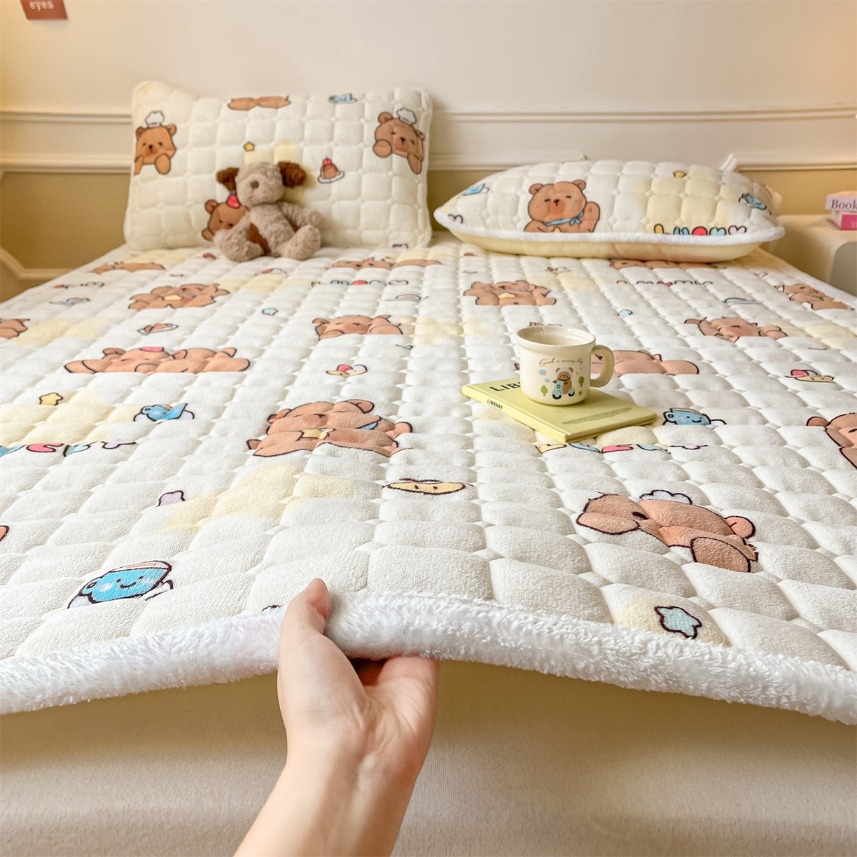 91家纺网 家纺一手货源 找家纺 美澳家纺 2025新款印花牛奶绒加厚夹棉床褥床垫 可爱吧啦