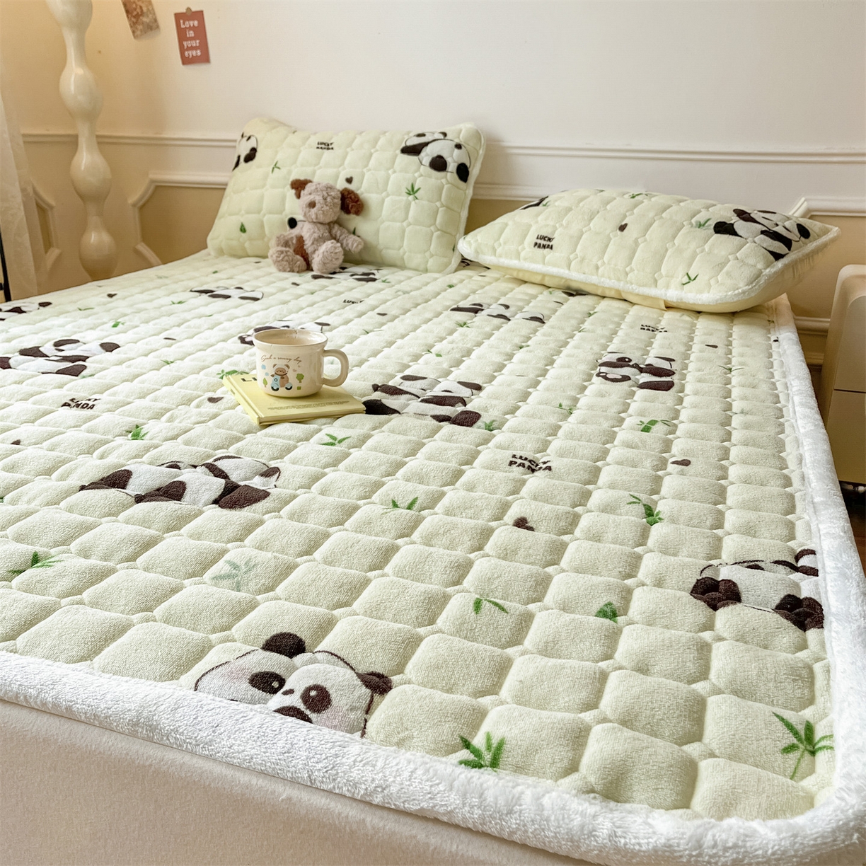 91家纺网 家纺一手货源 找家纺 美澳家纺 2025新款印花牛奶绒加厚夹棉床褥床垫 熊猫乐园