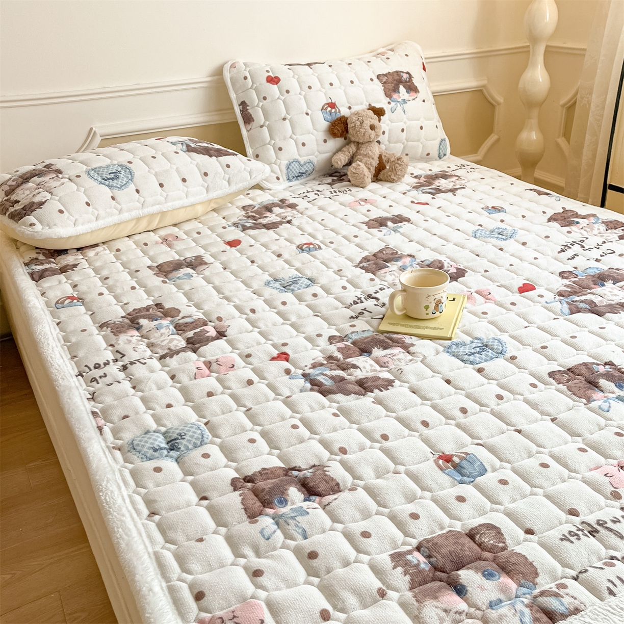 91家纺网 家纺一手货源 找家纺 美澳家纺 2025新款印花牛奶绒加厚夹棉床褥床垫 甜美喵