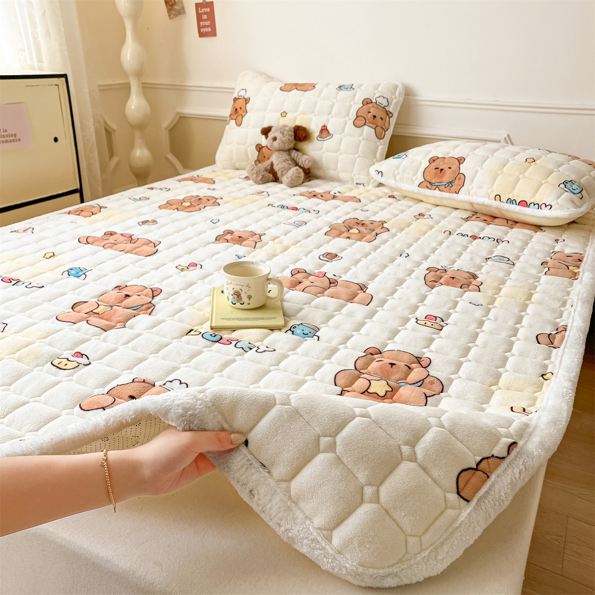 91家纺网 家纺一手货源 找家纺 美澳家纺 2025新款印花牛奶绒加厚夹棉床褥床垫 可爱吧啦