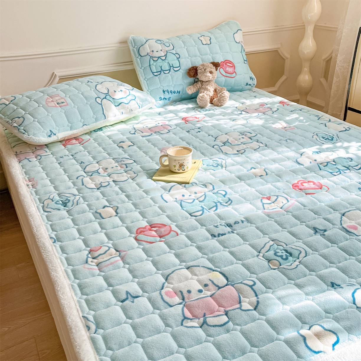 91家纺网 家纺一手货源 找家纺 美澳家纺 2025新款印花牛奶绒加厚夹棉床褥床垫 蓝天萌狗