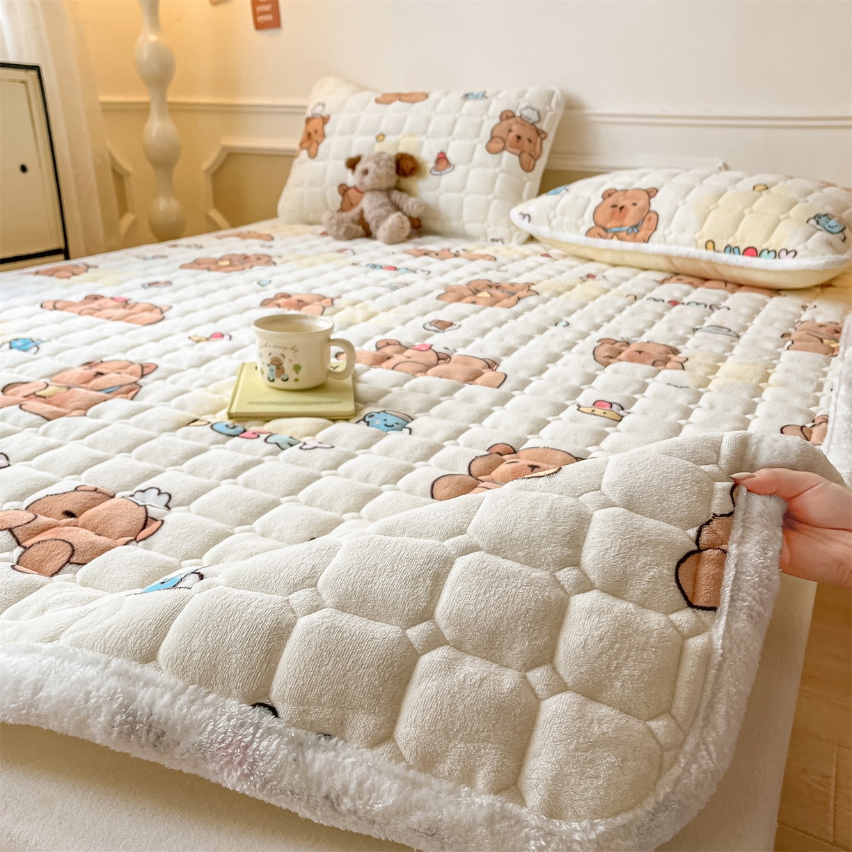 91家纺网 家纺一手货源 找家纺 美澳家纺 2025新款印花牛奶绒加厚夹棉床褥床垫 可爱吧啦