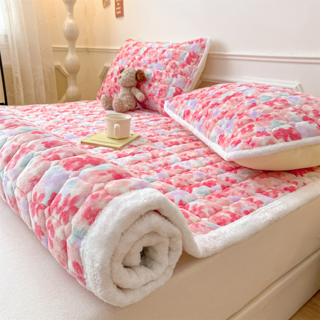 91家纺网 家纺一手货源 找家纺 美澳家纺 2025新款印花牛奶绒加厚夹棉床褥床垫 郁金香