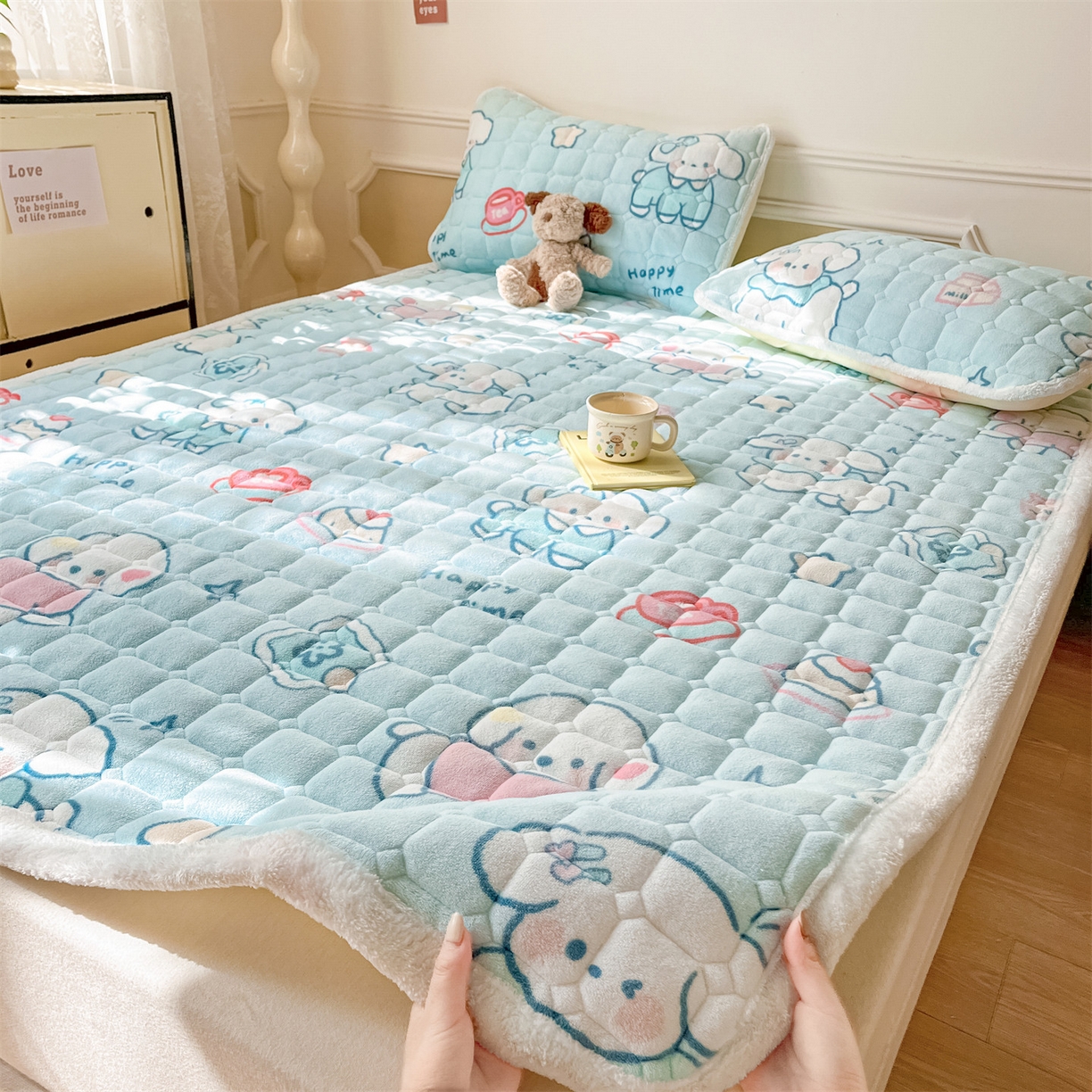 91家纺网 家纺一手货源 找家纺 美澳家纺 2025新款印花牛奶绒加厚夹棉床褥床垫 蓝天萌狗