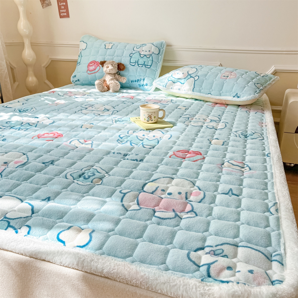 91家纺网 家纺一手货源 找家纺 美澳家纺 2025新款印花牛奶绒加厚夹棉床褥床垫 蓝天萌狗