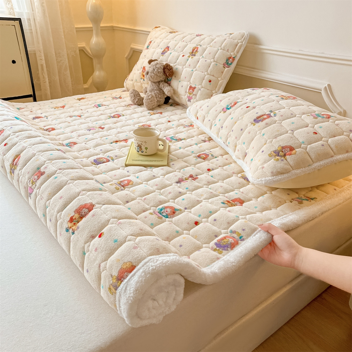 91家纺网 家纺一手货源 找家纺 美澳家纺 2025新款印花牛奶绒加厚夹棉床褥床垫 游乐园