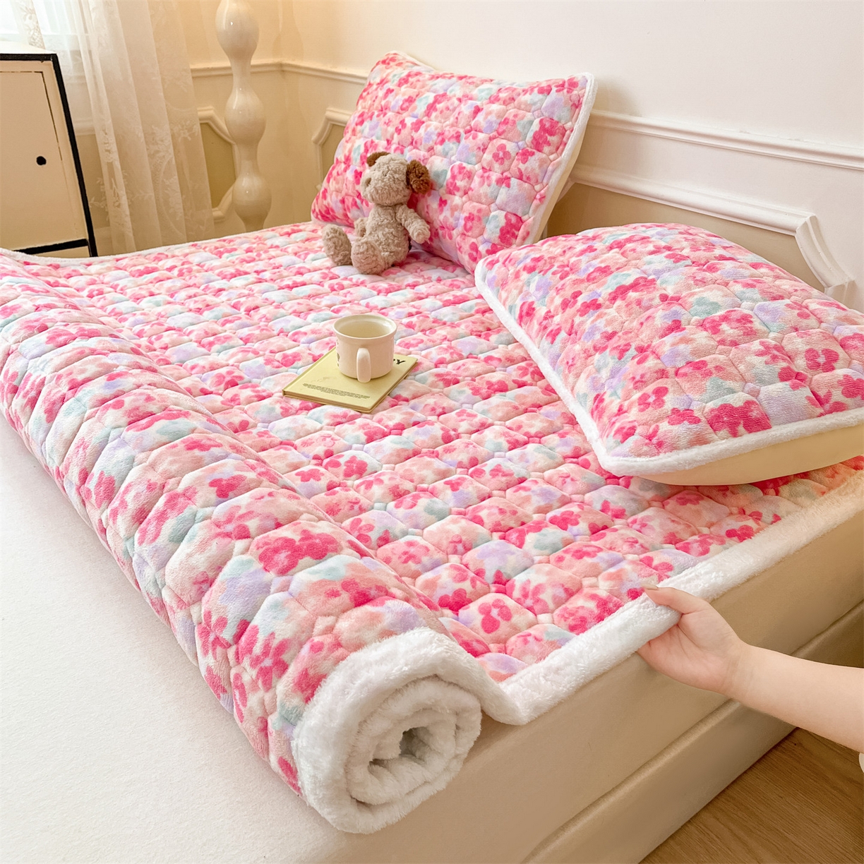 91家纺网 家纺一手货源 找家纺 美澳家纺 2025新款印花牛奶绒加厚夹棉床褥床垫 郁金香