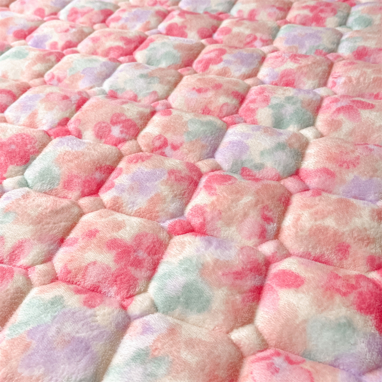 91家纺网 家纺一手货源 找家纺 美澳家纺 2025新款印花牛奶绒加厚夹棉床褥床垫 郁金香