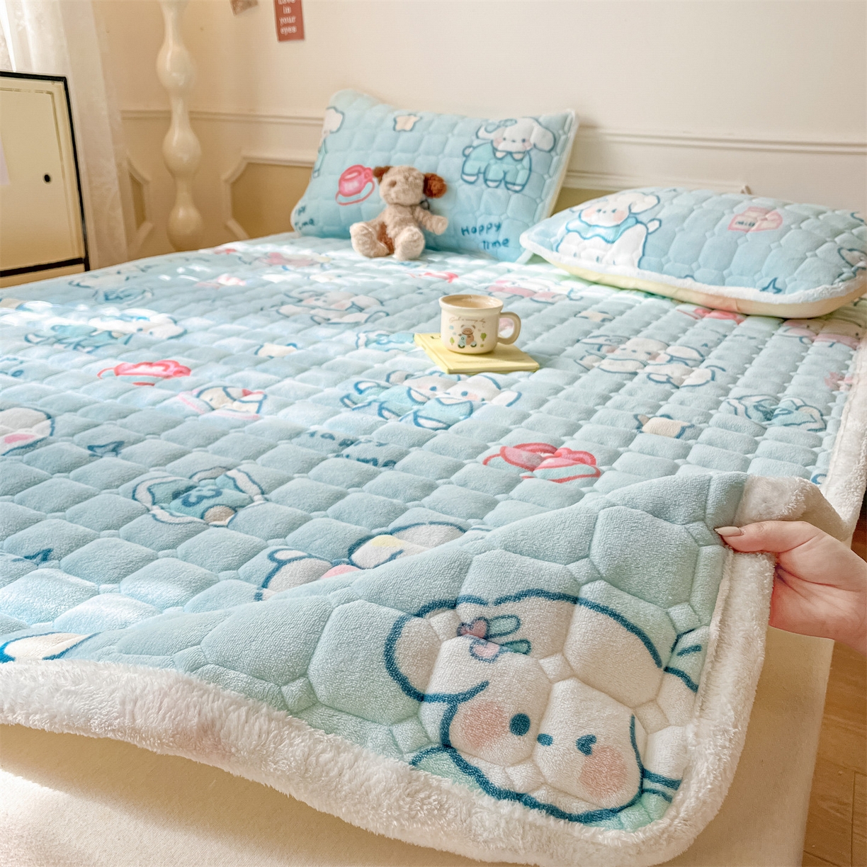 91家纺网 家纺一手货源 找家纺 美澳家纺 2025新款印花牛奶绒加厚夹棉床褥床垫 蓝天萌狗