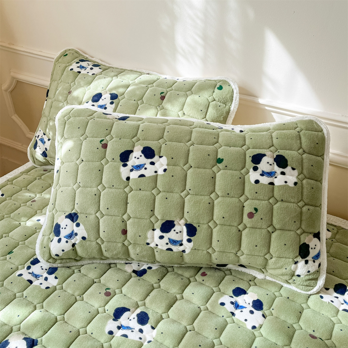 91家纺网 家纺一手货源 找家纺 美澳家纺 2025新款印花牛奶绒加厚夹棉床褥床垫 快乐小狗